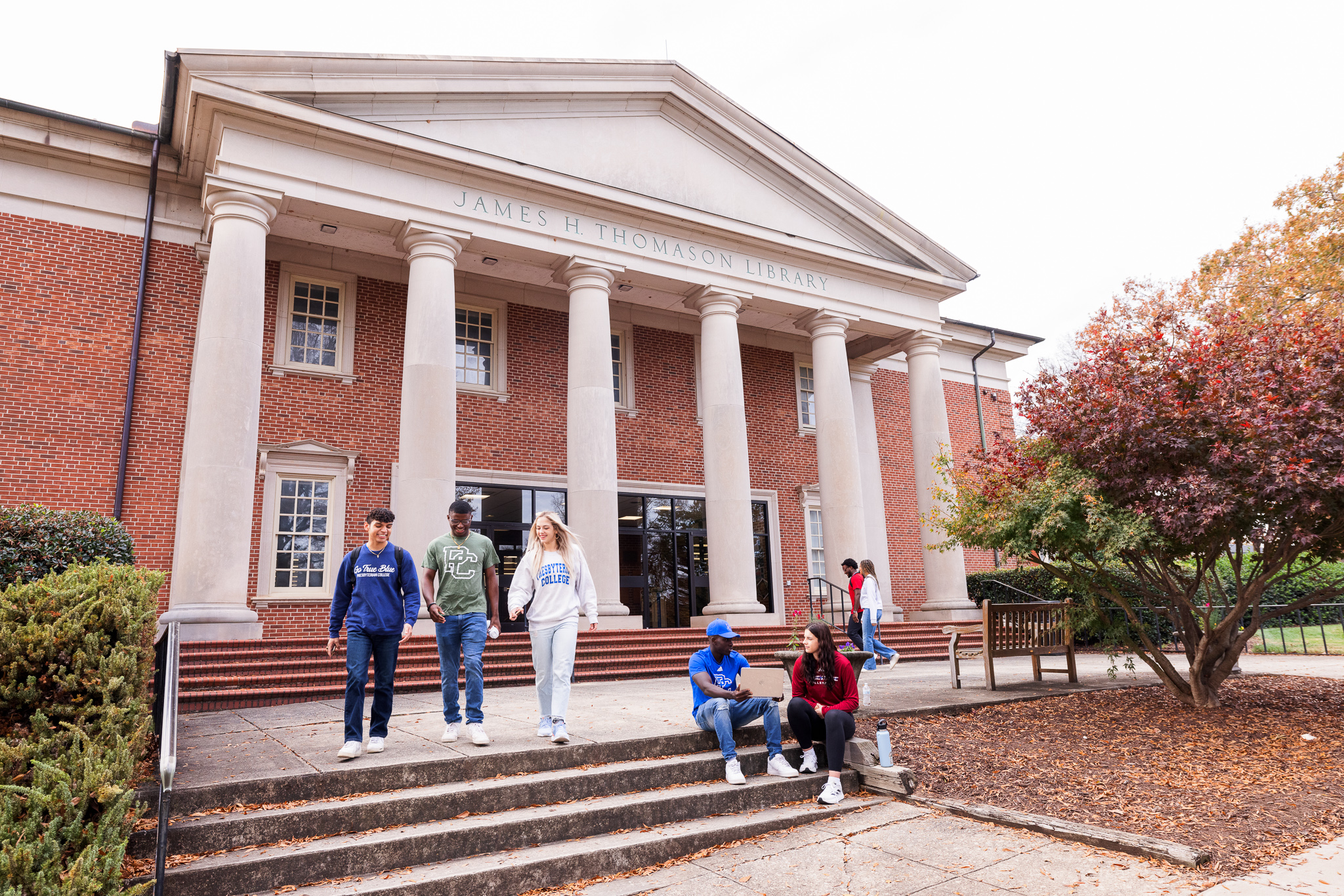 students in front of Thomason Library