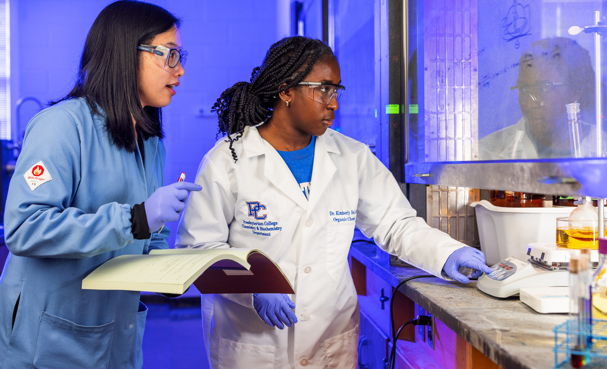 Lasha Facey and Dr. Kim de la Cruz in an Organic Chemistry lab