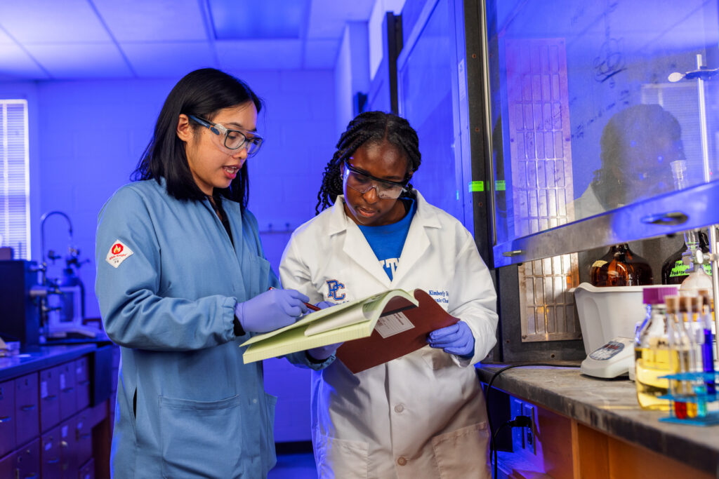 Kim De La Cruz and student in research lab at Presbyterian College