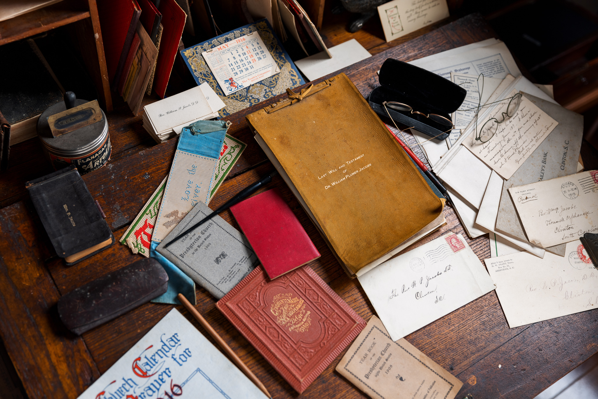 A picture of historical artifacts in Dr. William Plumer Jacobs office.